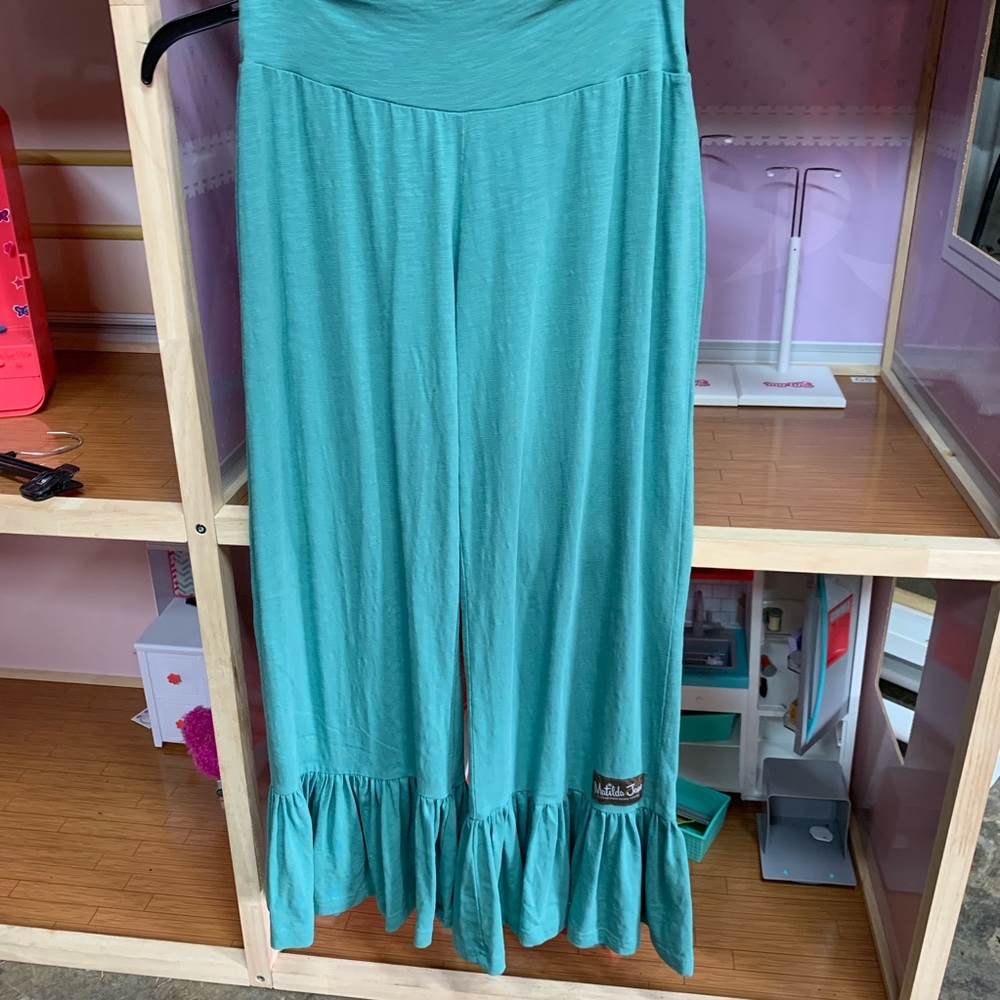 Matilda Jane Capri length ruffle, loose fitting